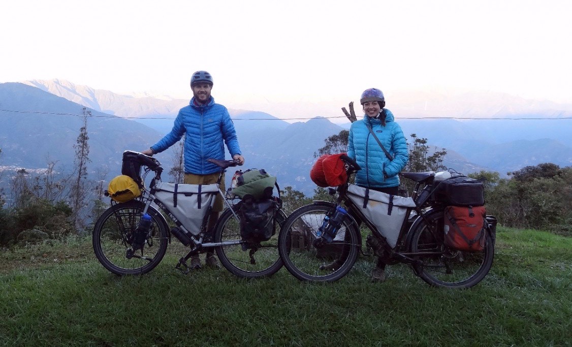 descente de l'amérique latine à vélo avec des sacoches de vélo cousues main