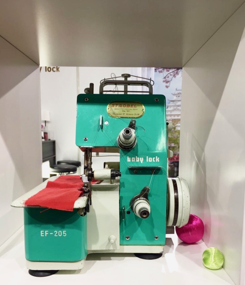 Photo modèle ancien surjeteuse Babylock années 60