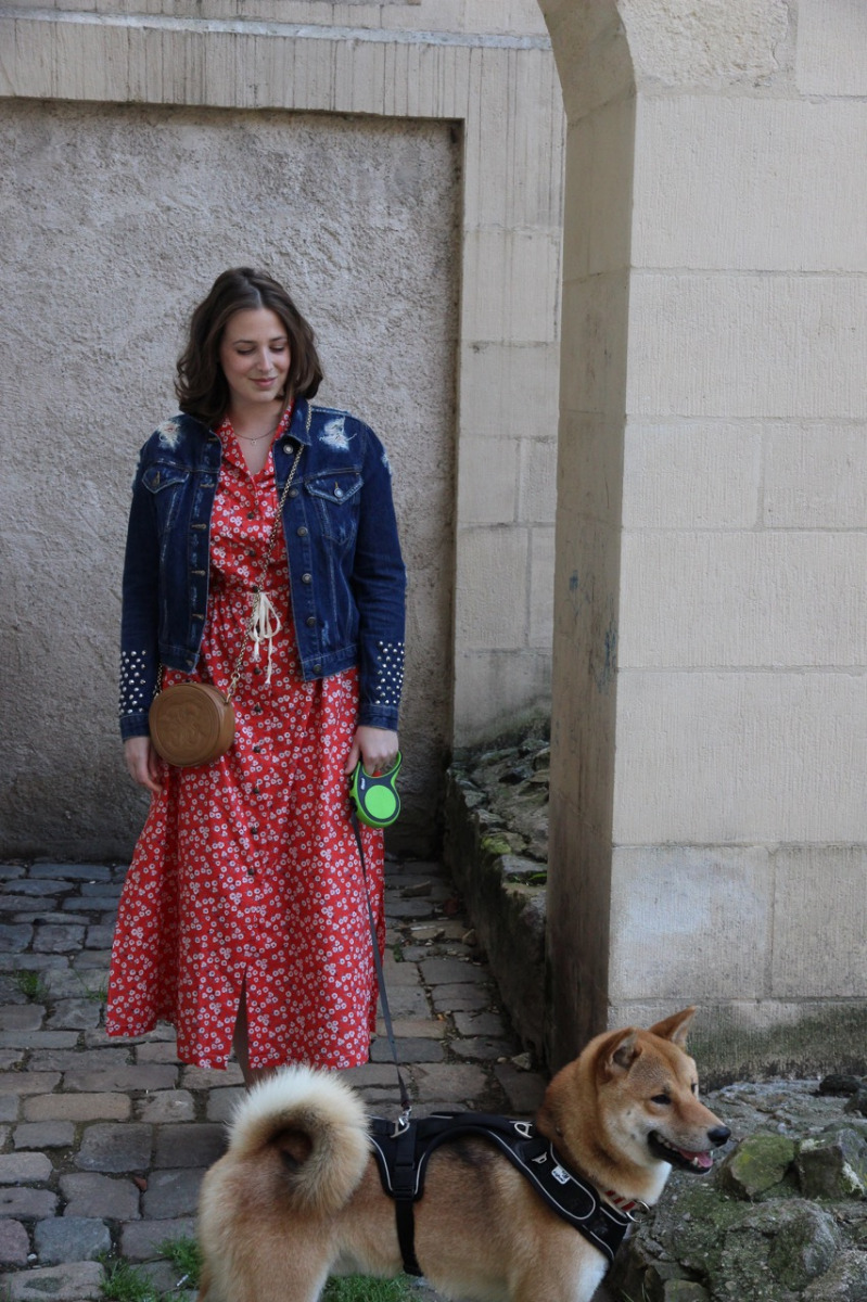 portrait Lorraine avec robe cousue main et son chien shibainu
